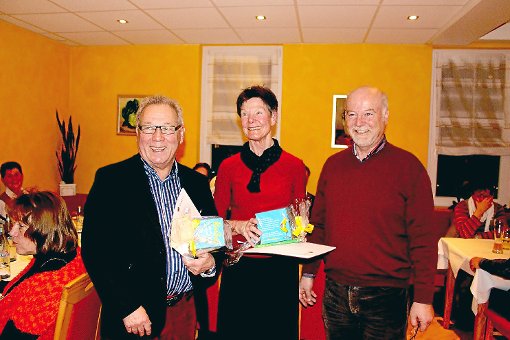 Vorsitzender Norbert Utzler ehrt Sigrid Brodbeck und Herwart Kopp (von rechts) für langjährige Mitgliedschaft.  Foto: Steinmetz Foto: Schwarzwälder-Bote