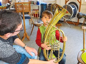 Fabio Babilon hat Talent für Blechblasinstrumente und hat mit dem Tenor-Horn beim Kid Day des Musikverein Bad Liebenzell-Beinberg seinen Favoriten auserkoren. Foto: Stocker Foto: Schwarzwälder-Bote