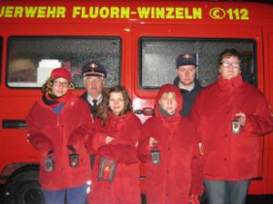 Die Mitglieder der Jugendfeuerwehr Fluorn-Winzeln mit Jugendwart Roland Maier (Zweiter von links) haben das Friedenslicht  gebracht. Foto: Moosmann Foto: Schwarzwälder-Bote