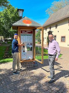 Björn Fünfgeld (links) und Werner Müller installierten kürzlich den QR-Code für die Schwarzwald-Rallye.  Foto: Tourist-Info