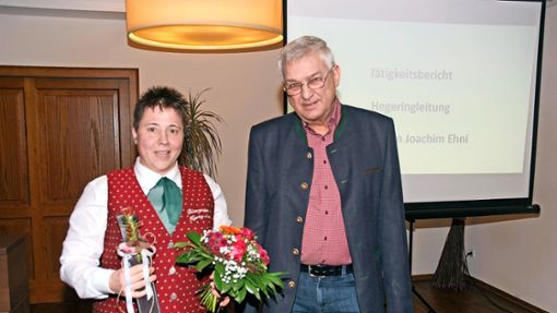 Hegeringleiter Joachim Ehni ehrt Carina Bartsch mit einem Hirschfänger. Foto: Vollmer