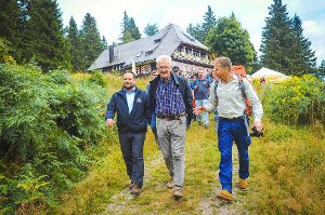 Ministerpräsident Winfried Kretschmann (Mitte) wandert am Ruhestein vor der Darmstädter Hütte. Foto: Fritsch