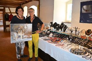 Silvia Berner (links) und Christa Grübel wissen, dass Malerei und Schmuck wunderbar harmonieren können. Foto: Cools Foto: Schwarzwälder-Bote