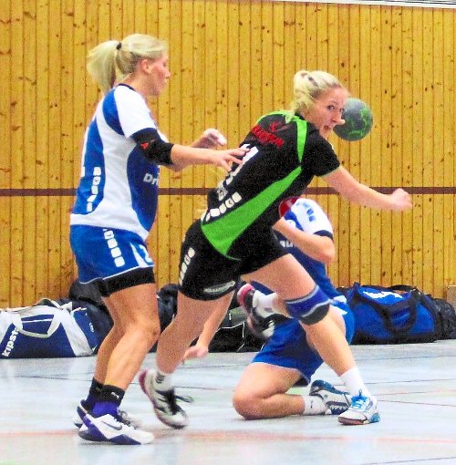 Durchsetzungsvermögen ist von Carina Schmid (mit Ball) und dem Damenteam der SG Schenkenzell/Schiltach gefragt.  Foto: Seeger Foto: Schwarzwälder-Bote