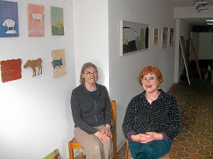 Rosa Baum (rechts) und Gertrud Schosser haben ihr gemeinsames Atelier jetzt am oberen Marktplatz. Foto: Mikulcic Foto: Schwarzwälder-Bote