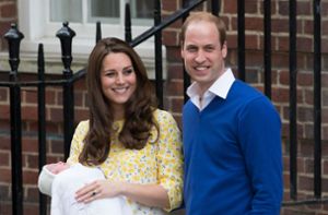 Bald wird es vermutlich wieder ein ähnliches Foto geben. Herzogin Kate ist zum dritten Mal schwanger und die Briten sind hocherfreut. Hier sieht man sie 2015 nach der Geburt ihrer Tochter Charlotte und dem stolzen Papa William. Foto: dpa