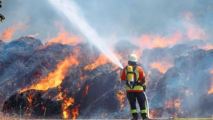 Strohballen-Inferno hält Feuerwehr auf Trab