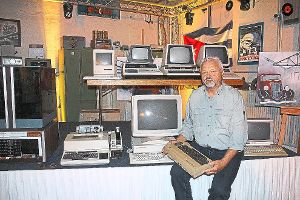 Matthias Ashauer inmitten historischer Computer, die er über die Jahre sammelte. Foto: Hübner Foto: Schwarzwälder-Bote