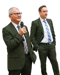Während Ortsvorsteher Hermann Hirt (links) die Fragen ordnete, gab sich der Kandidat Peter Schumacher entspannt. Foto: Reichert