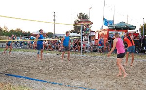 Spaß im Sand und mit den Volleyball hatten die Gäste der Beachparty.  Foto: Hahn Foto: Schwarzwälder-Bote