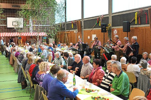 Beim Volksliedersingen waren die Gäste des Herbstbesens zum Mitsingen eingeladen. Foto: Geisel Foto: Schwarzwälder-Bote