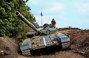 Ein ukrainischer Soldat vor einem Panzer. Foto: EPA