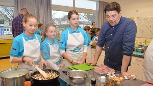 Tim Mälzer kocht mit Schülern