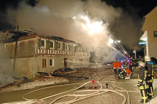 In der Vöhringer Pfarrstraße brannte ein Fachwerkhaus. Mit der Drehleiter aus Sulz konnte das Feuer von oben bekämpft werden. Foto: Kamera24.tv