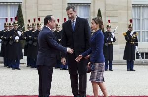 König Felipe (Mitte) und Königin Letizia von Spanien haben nach dem Absturz der Germanwings-Maschine ihren Staatsbesuch in Frankreich abgebrochen. Das Königspaar hatte den französischen Staatspräsidenten François Hollande getroffen. Foto: dpa