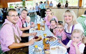 Von Kopf bis Fuß auf Bayerisch eingestellt: Zwei Familien lassen es sich schmecken.  Foto: Reichert Foto: Schwarzwälder-Bote