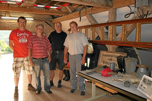 Die Feuerwehrmänner Michael Brett, Eugen Schäfer, Wolfgang Umbrecht und Oliver Wolf  (von links) haben allerhand Ausstellungsstücke zusammengetragen.   Foto: Danner Foto: Schwarzwälder-Bote