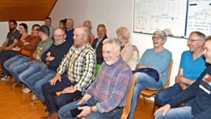 In die Ratssitzung in Eschbronn waren zahlreiche Besucher gekommen, die sich für den Vortrag der Stadtwerke Tübingen zu deren Windparkprojekt im Feurenmoos interessierten. Foto: Herzog