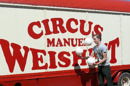 Ein jugendlicher Akrobat   jongliert mit Bällen. Er tritt ab heute  beim Zirkus Weisheit  in Rosenfeld auf.  Foto: Merk Foto: Schwarzwälder-Bote