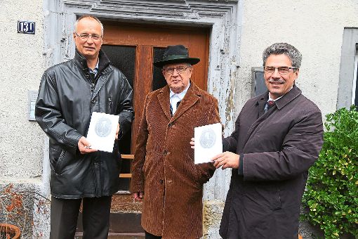 Hermann F. K. Roos (Mitte) überreicht Bürgermeister Gerd Hieber (links) und Dekan Ulrich Vallon (rechts) jeweils ein Buch, das 2011 mit Beiträgen eines Symposiums in Schweden veröffentlicht worden ist. Foto: Steinmetz Foto: Schwarzwälder-Bote