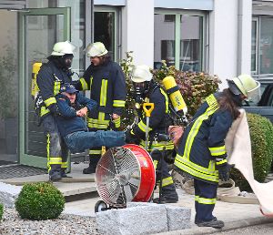 Menschenrettung steht für die Vöhringer Feuerwehr bei ihrer Übung an erster Stelle. Foto: Schwarzwälder-Bote