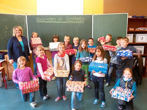 Die Klasse 2b der Dom-Clemente-Schule Schonach nahm dieses Jahr mit ihrer Lehrerin Heike Zoll an der Aktion Weihnachten im Schuhkarton teil. Unterstützt wurde sie dabei von Ingrid Schyle.  Foto: Schule Foto: Schwarzwälder-Bote
