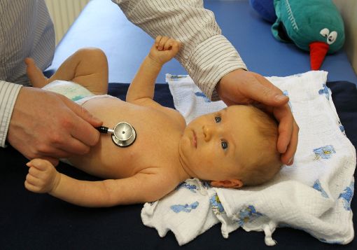 Ein Kinderarzt untersucht ein Kleinkind. Die Neuregelung der kinderärztlichen Notdienste sorgt für Diskussionen. Foto: Wüstneck