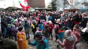 Zur Freude der Besucher hatten die Kinder der Grundschule für den Weihnachtsmarkt einen Tanz einstudiert. Foto: Ade