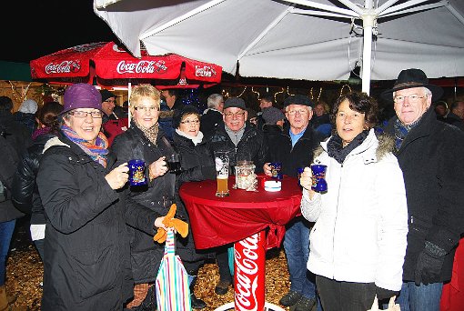 Darauf einen Glühwein: Seit zehn Jahren gibt es den Weihnachtsmarkt in Straßberg. Das wird jetzt besonders gefeiert. Foto: Born Foto: Schwarzwälder-Bote