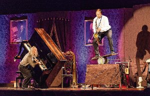 Stadtkapelle triff Comedy: Gogol und Mäx sorgen beim Konzert der Hüfinger Stadtkapelle für allerlei Spaß.   Foto: Philipp Foto: Schwarzwälder-Bote