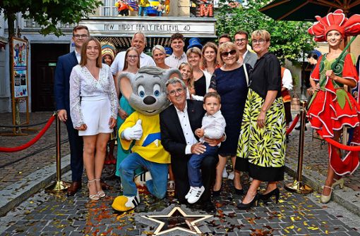 Werner Kimmig mit seiner Familie auf dem Walk of Fame im Europa-Park Foto: Europa-Park/Ben Pakalski
