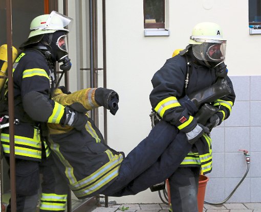 Mit einer gemeinsamen Übung simulierten die Feuerwehren  aus Pfrondorf, Emmingen und Mindersbach den Ernstfall. Foto: up Foto: Schwarzwälder-Bote