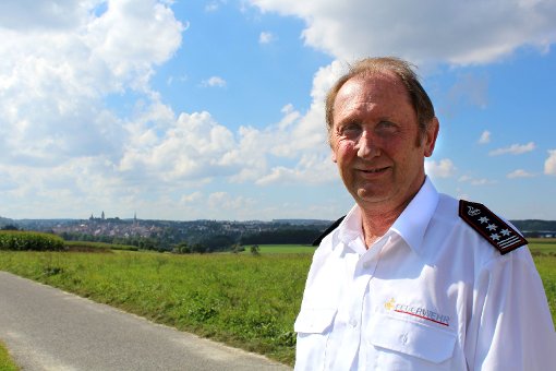 Vom Langen Berg aus blickt Stadtbrandmeister Rainer Müller gern auf seine Heimatstadt. Foto: Schickle