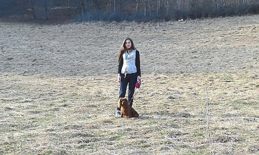 Es macht Spaß und ist besser, als daheim zu sitzen: Jennifer Brack geht nach der Schule gerne mit ihrem Hund spazieren.  Foto: Privat Foto: Schwarzwälder-Bote