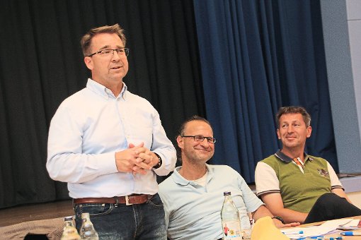 Leo Grimm wurde gestern zum Präsident des FC 08 Villingen wiedergewählt, ebenso wie Geschäftsführer Gaetano Cristilli. Martin Braun (von links) ist neuer Sportvorstand.   Foto: Heinig Foto: Schwarzwälder-Bote