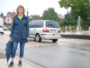 Ingrid Balke, stellvertretende Bürgermeisterin Zimmerns, ärgert sich über Blechkolonnen in der Ortsmitte. Foto: Fleig Foto: Schwarzwälder-Bote