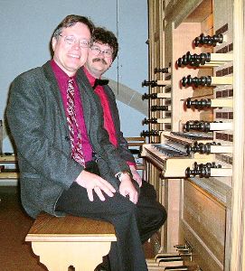 Die beiden Musiker Karl Echle und Werner Schröder am Orgelspieltisch.  Foto: Kirchengemeinde Foto: Schwarzwälder-Bote