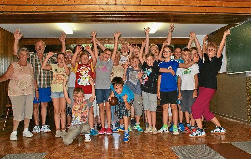 Kinder und Senioren hatten beim gemeinsamen Nachmittag in Althengstett jede Menge  Spaß. Foto: SRA Foto: Schwarzwälder-Bote