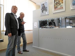 Andreas Kussmann-Hochhalter (links) und Gerd Schön, der Führungen im Waffenmuseum durchführt, vor dem von der Firma Heckler & Koch gesponsorten Paternoster für Jagdwaffen. Fotos: Zeger Foto: Schwarzwälder-Bote