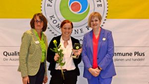 Im Rahmen einer Feierstunde nahm  Anne Bohn (Mitte) die Auszeichnung von Simone Höckele-Häfer (rechts) und  Iris Fahle entgegen. Foto: AG Netzwerk Familie Baden-Württemberg e.V.