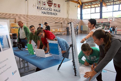 Die  Besucher  der   Jobmesse     informierten  sich an den    Messeständen    in  der      Kuckuckshalle.   Foto: Geisel Foto: Schwarzwälder-Bote