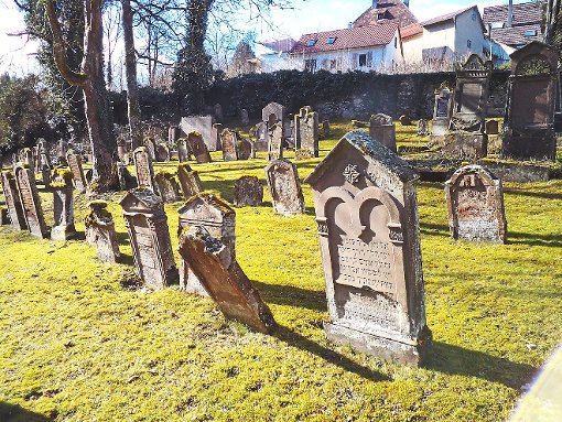 Manche Grabsteine sind kurz vorm Umkippen: Der Zustand des alten jüdischen Friedhofes im Haag beschäftigt den Gesprächskreis Ehemalige Synagoge Foto: Fechter Foto: Schwarzwälder-Bote