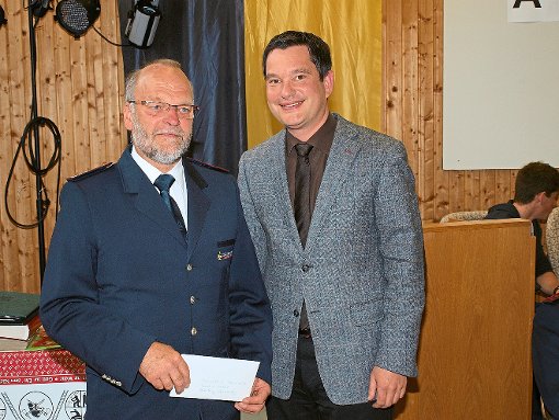 Bürgermeister Klaus Mack (rechts) überreichte Abteilungskommandant Karl Lörcher (links) die Ehrengabe der Stadt Bad Wildbad zum Feuerwehr-Jubiläum. Foto: Schwarzwälder-Bote