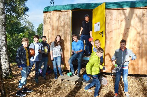 Schülermentoren kümmern sich am Pausenwagen des Leibniz-Gymnasiums um die Ausgabe der Spiele. Foto: Jürgen Gräber Foto: Schwarzwälder-Bote