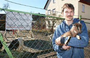 Florian Sickinger  hat Angst, dass  die gerade mal zwei Wochen alte Baby-Ziege Sunny und auch  die anderen Tiere doch ihr Zuhause verlieren könnten.  Foto: Midinet Foto: Schwarzwälder-Bote