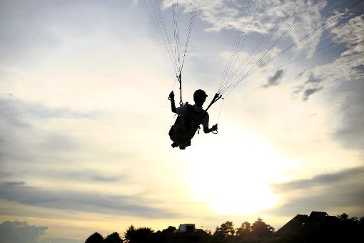 Die Fallschirmspringerin, die sich am Montag schwer verletzte, ist laut Polizei bereits beim Landeanflug, nicht erst bei der Landung abgestürzt. (Symbolfoto) Foto:  pantkmutt/Fotolia.com