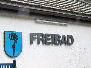 Vertrag mit dem bisherigen Pächter läuft Ende des Jahres aus: Im Alpirsbacher Freibad steht ein Betreiberwechsel an.   Foto: Wiegert