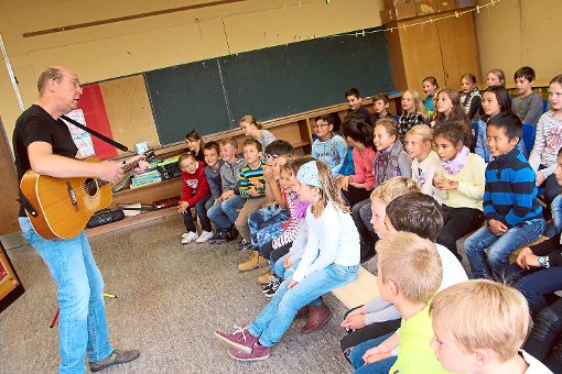 Guido Kasmann, Kinderbuchautor aus Köln, las gestern in der Warenbergschule, hier vor Dritt- und Viertklässlern.   Foto: Heinig Foto: Schwarzwälder-Bote