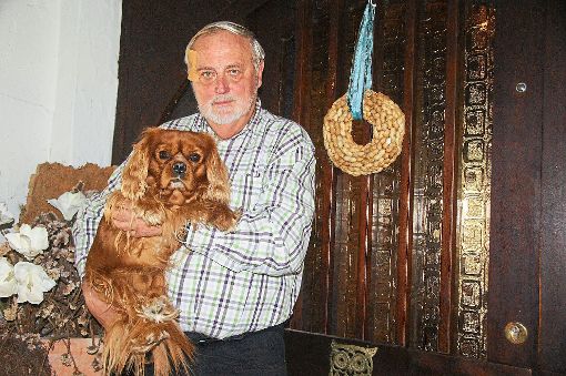 Hund Amadeo mit Querdenker Rainer Eule. Der einst jüngste Stadtbaumeister Baden-Württembergs wird heute 70 Jahre alt.  Foto: Rapthel-Kieser Foto: Schwarzwälder-Bote