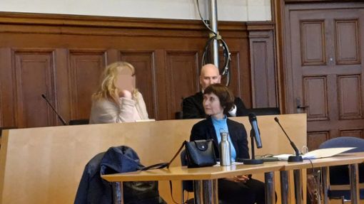 Eine 54-Jährige (links)  aus Sulgen ist wegen Totschlags zu einer Haftstrafe von sieben Jahren verurteilt worden. Foto: Fach